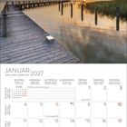 JANUAR 2027 Kalender, Tage und Wochen nummeriert. Oben ein Holzsteg über ruhigem Wasser bei Sonnenuntergang.