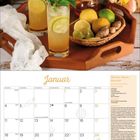 Kalenderseite "Januar". Rezept für Zitronen-Ingwer-Limonade, daneben zwei Gläser Limonade auf einem Tablett mit Zitronen und Ingwer.