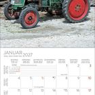 Kalenderblatt Januar 2027. Oben ein grüner Traktor mit der Aufschrift "Kramer KB 17" vor einer Ziegelwand.
