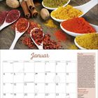 "Januar" steht oben auf einem Kalenderblatt. Gewürze in Löffeln auf Holz. Rezepte rechts.