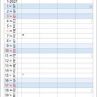 Kalenderbild: Januar 2027. Alte Holzpfähle führen ins ruhige Wasser, umgeben von Bergen unter einem blauen Himmel.