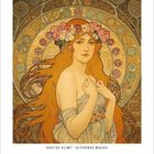 GUSTAV KLIMT×ALPHONSE MUCHA. Eine Frau mit langen Haaren und Blumenkranz steht vor dekorativem Hintergrund.