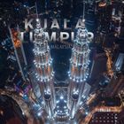 "KUALA LUMPUR MALAYSIA" über den beleuchteten Petronas Towers bei Nacht, Kalender für Januar unten rechts.