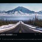 "ALASKA HIGHWAY 2197 KM" steht unter einem Bild mit einer langen Straße, die durch eine schneebedeckte Landschaft führt.