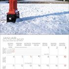 Kalenderseite für Januar 2027. Ein schneebedecktes Gelände mit rotem Postkasten und einem weißen Gebäude im Hintergrund.