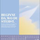 "Beginne da, wo du stehst." Kalenderblatt für Januar 2027, mit sanfter Illustrationsoptik in Blau und Gelb.