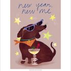 Text: "new year, new me". Illustration: Ein fröhlicher Hund mit Sonnenbrille, Halstuch und Cocktail vor einem Sternenhintergrund.