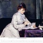 Signatur „Louise Abbéma 76“. Frau in elegantem Weiß, betrachtet Karte. Tisch mit Tuch und Blumen.