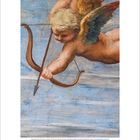 Ein Engel mit Flügeln spannt einen Bogen. Darunter ein Kalendarium mit den Zahlen von 1 bis 31.