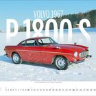 "VOLVO 1967 P 1800 S" ist in großen Buchstaben über einem roten Auto im Schnee zu lesen.