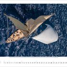 Kalenderansicht für Januar 2024. Oben: Luftaufnahme einer Segelyacht auf dem blauen Meer.