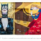 Kalender zeigt Monat Januar. Wandgemälde: links Frau in Katzenmaske, rechts Frau in Superheldenkostüm vor Holztür.