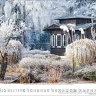 Zahlen 1 bis 31 in zwei Reihen unten vor Eispavillon und frostbedeckten Bäumen und Sträuchern in winterlicher Landschaft.