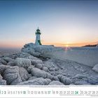 Kalender mit Januar-Tagen und beschriftetem Leuchtturm auf vereister Küste bei Sonnenuntergang.
