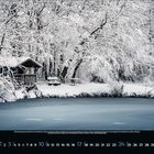 Kalender mit Januar-Daten unten. Verschneite Hütte und Bäume neben einem zugefrorenen Teich.