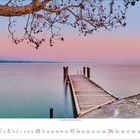 Februar 2021. Kalenderseite mit malerischem Seeblick, beleuchtete Gebäude vor Bergkulisse, ruhige Wasseroberfläche.