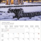 Kalenderblatt für Januar 2027 mit Monatsübersicht. Im Hintergrund ein verschneiter, beleuchteter Pavillon und Gebäude.