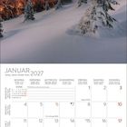 Januar 2027 Kalender mit Winterlandschaft, verschneite Bäume bei Sonnenaufgang, Himmel in sanften Orange- und Blautönen.