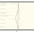 Januarwoche in einem Kalender, Tage auf Deutsch und Englisch. Linke Seite für Einträge, rechte Seite gepunktet. Buchzeichen in der Mitte.