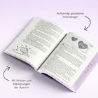 „Aufwendig gestaltetes Innendesign“, „Mit Notizen und Markierungen der Autorin!“. Geöffnetes Buch mit Illustrationen.