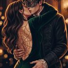 Eine elegant gekleidete Person mit Maske umarmt und küsst eine Frau in einem Kleid mit Rückendekor. Kerzenlicht im Hintergrund.