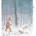 Ein Bär trägt einen Stern aus Stroh, ein Hase auf dem Arm. Ein Fuchs liegt im Schnee, ein Sack davor. Winterlicher Wald.