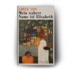 Text: "Adèle Yon, Mein wahrer Name ist Elisabeth." Eine Illustration: Zwei Figuren vor einer Wand mit vielen bunten Bildern.