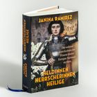 Text: "Janina Ramirez. Heldinnen, Herrscherinnen, Heilige. Die wahren Geschichten der Frauen hinter Europas Nationalmythen."  
Abgebildet ist eine Frau in Ritterrüstung vor einem historischen Gebäude.