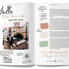 "Hello, das bin ich, Sarah Waltinger. Drei Dinge, die du auf deinem Rom-Trip unbedingt dabei haben solltest: bequeme Schuhe, wiederbefüllbare Wasserflasche, leichtes Tuch oder Schal. Meine Lieblingsfarben: braun, beige, grün. Und jetzt komm mit, ich zeige dir Rom!"

Links sitzt eine Frau auf einer Mauer, dahinter Gebäude. Darunter Skizze eines Pantheons. Rechts viel Text, über Farben und Essen.