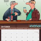 Zwei Männer an einer Theke, der eine fragt: "Hat dir schon mal jemand gesagt, dass du ziemlich beschissen aussiehst?" Der andere antwortet: "Ja, komisch, das sagen alle!" Oktober-Kalenderblatt unten.