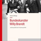 Buchtitel: "Bundeskanzler Willy Brandt - Außenpolitik als Friedenspolitik" von Helmut Welge. Drei Menschen lächeln.