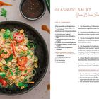 Titel: "GLASNUDELSALAT Yam Woon Sen". Zutatenliste und Zubereitungsschritte für 2 Personen. Bild: Ein Salat mit Garnelen, Glasnudeln und Gemüse.