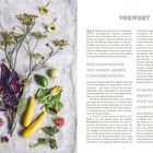 Texte: VORWORT. JEDE SAISON SCHENKT NEUE FARBEN, AROMEN UND KOMBINATIONEN. IN MEINER KÜCHE TREFFEN TRADITIONELLE TEIGE AUF UNGEWÖHNLICHE FÜLLUNGEN. 

Eine Mischung aus frischem Gemüse und Kräutern, sorgfältig auf einem hellen Untergrund arrangiert.