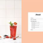 Linke Seite: Ein Glas mit rotem Getränk, Erdbeeren und Minze. Rechte Seite: Inhaltsverzeichnis mit Rezepttiteln für Jahreszeiten.