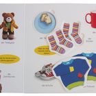 "Guten Morgen. Bist du schon angezogen? Es gibt Frühstück!" Verschiedene Kleidungsstücke und Frühstücksgegenstände.