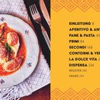 Einleitung 8, Aperitivo & Antipasti 20. Teller mit gefüllter Pasta in Tomatensauce, garniert mit Kräutern.