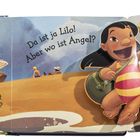 Illustration eines Strandes mit Stitch in Hawaii-Hemd und Hut. Lilo im Badeanzug mit Kamera. Texte: "Wo ist Angel?"