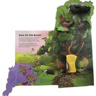 Pop-up-Buchseite zeigt einen Baum mit Tieren und Text zur Frage "Was ist ein Baum?". Texte beschreiben Baumteile und Lebewesen.