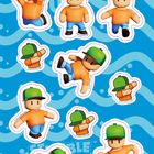 "Stumble Guys" und mehrere stilisierte Figuren mit grünen Mützen und orangefarbenen Shirts auf blauem Hintergrund mit Wellen.