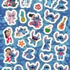 Sticker mit Lilo, Stitch, einem Ananas, Gitarre, tropischen Motiven und Blumen auf blauem Hintergrund.