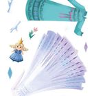 Illustration: Blaues Kleid, blonde Puppe mit Krone, Eiskristalle, Blumen. Retro-Stil, helle Farben und märchenhaftes Thema.