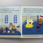 Links: „Peppa und ihre Freunde...“. Rechts: „Klemmt euch die Schwimmnudel...“. Illustration mit Tieren und Schwimmnudeln in einem Pool.