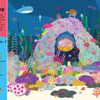Links steht "Auf Tauchgang". Peppas Familie besucht das Great Barrier Reef. Bunte Unterwasserwelt mit Tieren und Korallen.