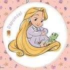 Text "Rapunzel", Illustration eines Mädchens mit langem Haar, sitzt neben einem kleinen grünen Tier auf einem rosa Hintergrund.