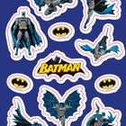 "BATMAN" in gelber Schrift mit schwarzen Konturen. Mehrere Illustrationen von Batman in verschiedenen Action-Posen, blaue Umrisse.