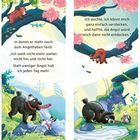 Ein Bär sitzt traurig unterm Baum, schaut mit Angst zum Himmel. Zwei Freunde wundern sich. Pinke Blumen umgeben sie.