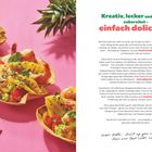 Texte in verschiedenen Farben: "Kreativ, lecker und leicht zubereitet – einfach delicious!". Links bunte Obstgerichte auf pinkem Hintergrund.