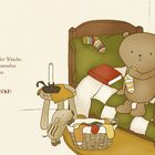 Mister O’Lui sucht vergeblich passende Socken. Illustration mit Bett, Bär, Sockenkorb und bunten Socken.