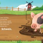 Text über ein Schwein, das grunzt und quiekt. Illustration: Rosa Schwein im Schlamm mit Windmühle, Zaun, Gras und Bienen.
