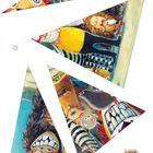 Illustration mit Tieren in Dreiecken, dazu ein lächelnder Igel mit Fliege am rechten Rand. Bunte, fröhliche Darstellung.